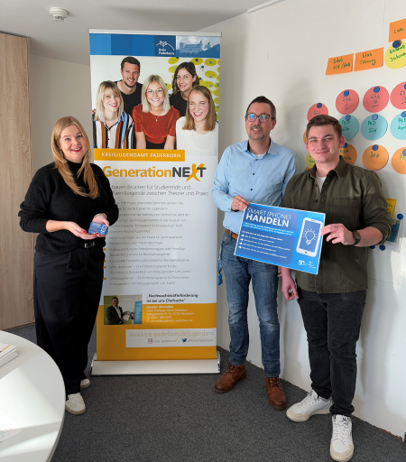 Jessica Nolte, Carlos Tomé und Lukas Hamann (v.l.) vom Kreisjugendamt Paderborn setzen auf eine praxisnahe Vermittlung von potenziellen Gefahren in der digitalen Welt und geben konkrete Hilfsangebote und Tipps. Foto: Kreis Paderborn